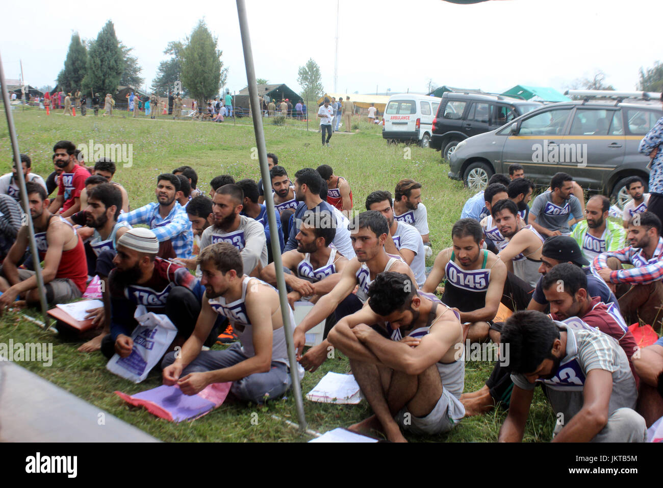 Anantnag, Indien. 24. Juli 2017. Kashmiri Jugend warten vor einem Lauf, den Test bei einer Polizei-Rekrutierung-Kundgebung am 24. Juli 2017 in Anantnag, Indien zu qualifizieren. Rekrutierungsplanes von der Polizei in Kaschmir evoziert eine überwältigende Resonanz mit fast 3.000 junge Männer und Frauen dafür aufdrehen. Die Kandidaten, die die körperliche Prüfung qualifiziert haben, müssen in der schriftlichen Prüfung zur Endauswahl erscheinen die Termine für die separat ausgestellt werden werden. Bildnachweis: Muneeb Ul Islam/Pacific Press/Alamy Live-Nachrichten Stockfoto