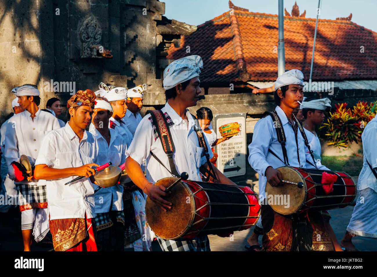 Bali, Indonesien - 7. März 2016: Balinesische traditionelle Musiker spielen die Gamelan an der feierlichen Prozession während balinesische Neujahr feiern. Stockfoto