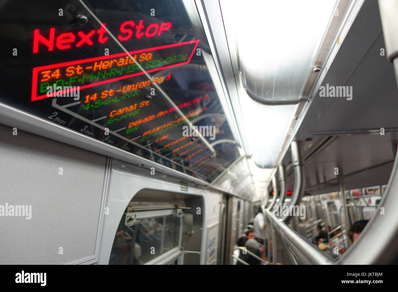 NEW YORK, USA – 22. November 2016: Informative Zeichen der Zug hält in Times Square u-Bahn in New York City USA Stockfoto