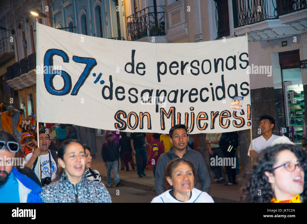 QUITO, ECUADOR - 6. Mai 2017: Frau mit einem Schild während einer Protestaktion mit dem Slogan am Leben, wir wollen, dass sie protestieren gegen die Frauenmorde in Quito Ecuador Stockfoto