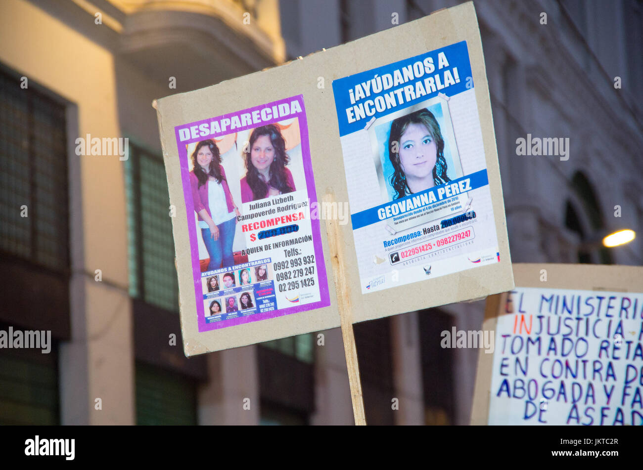 QUITO, ECUADOR - 6. Mai 2017: Frau mit einem Schild während einer Protestaktion mit dem Slogan am Leben, wir wollen, dass sie protestieren gegen die Frauenmorde in Quito Ecuador Stockfoto