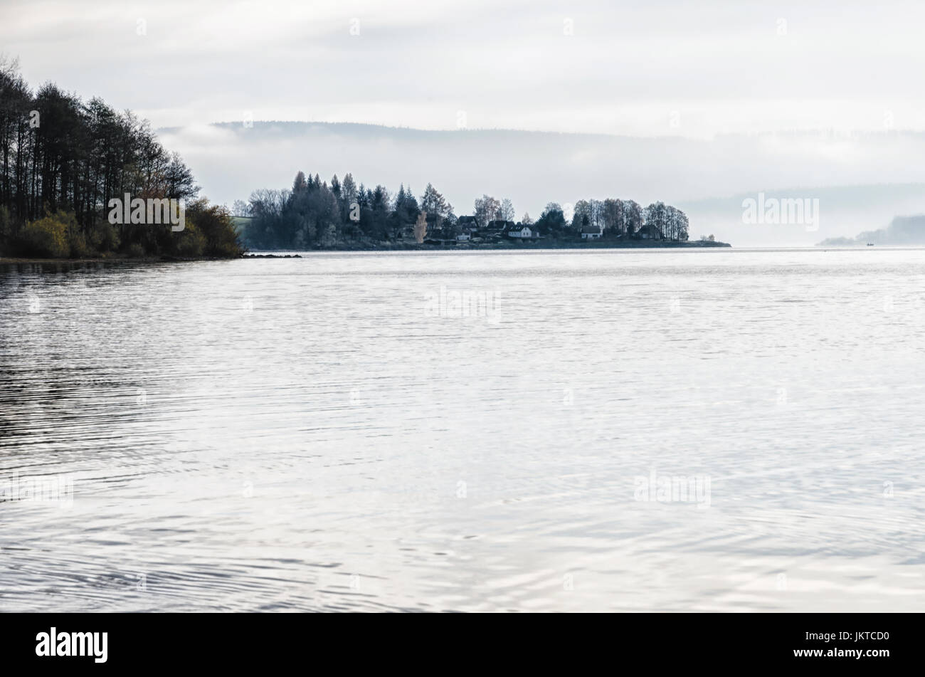 Schöne Aussicht auf den Lipno-Stausee, Halbinsel im Nebel verloren. Schöne und glatte Oberfläche. Stockfoto