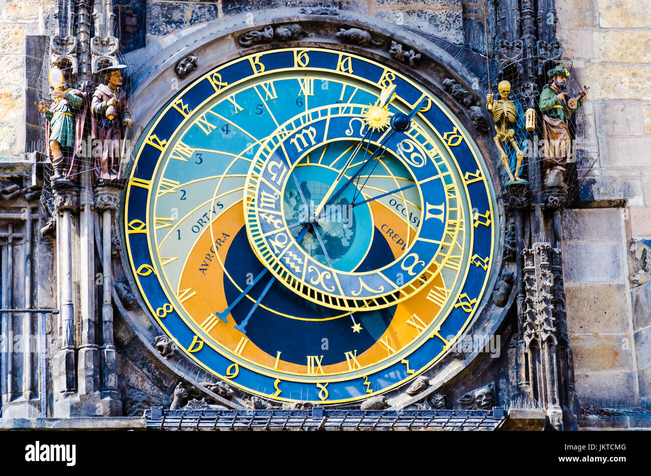 Alte mittelalterliche astronomische Uhr (Orloj) in Prag am Altstädter Ring. Stockfoto