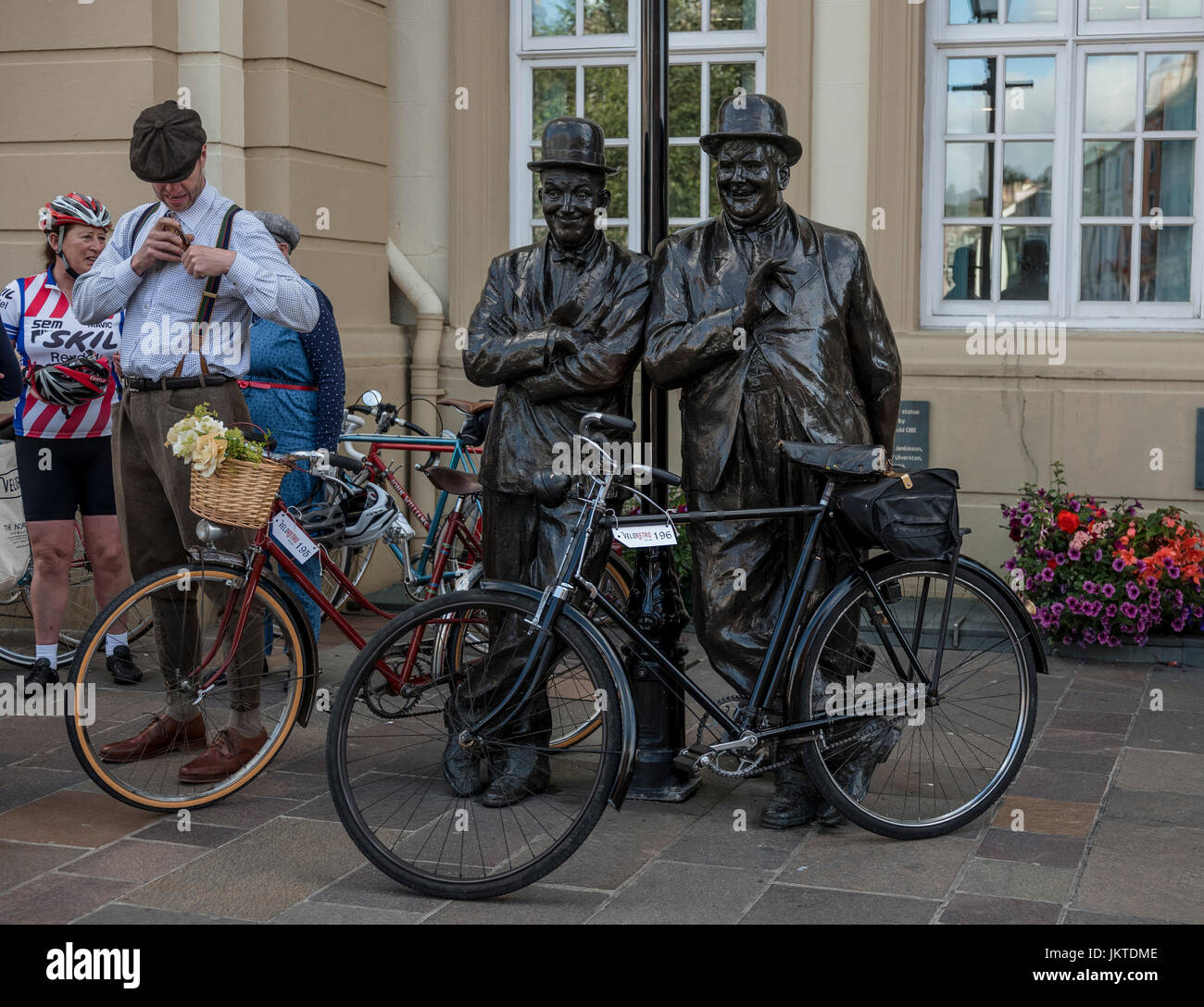 Bronzestatue von Laurel und Hardy in einem Vintage-Radsport-Event in Ulverston, Cumbria Stockfoto