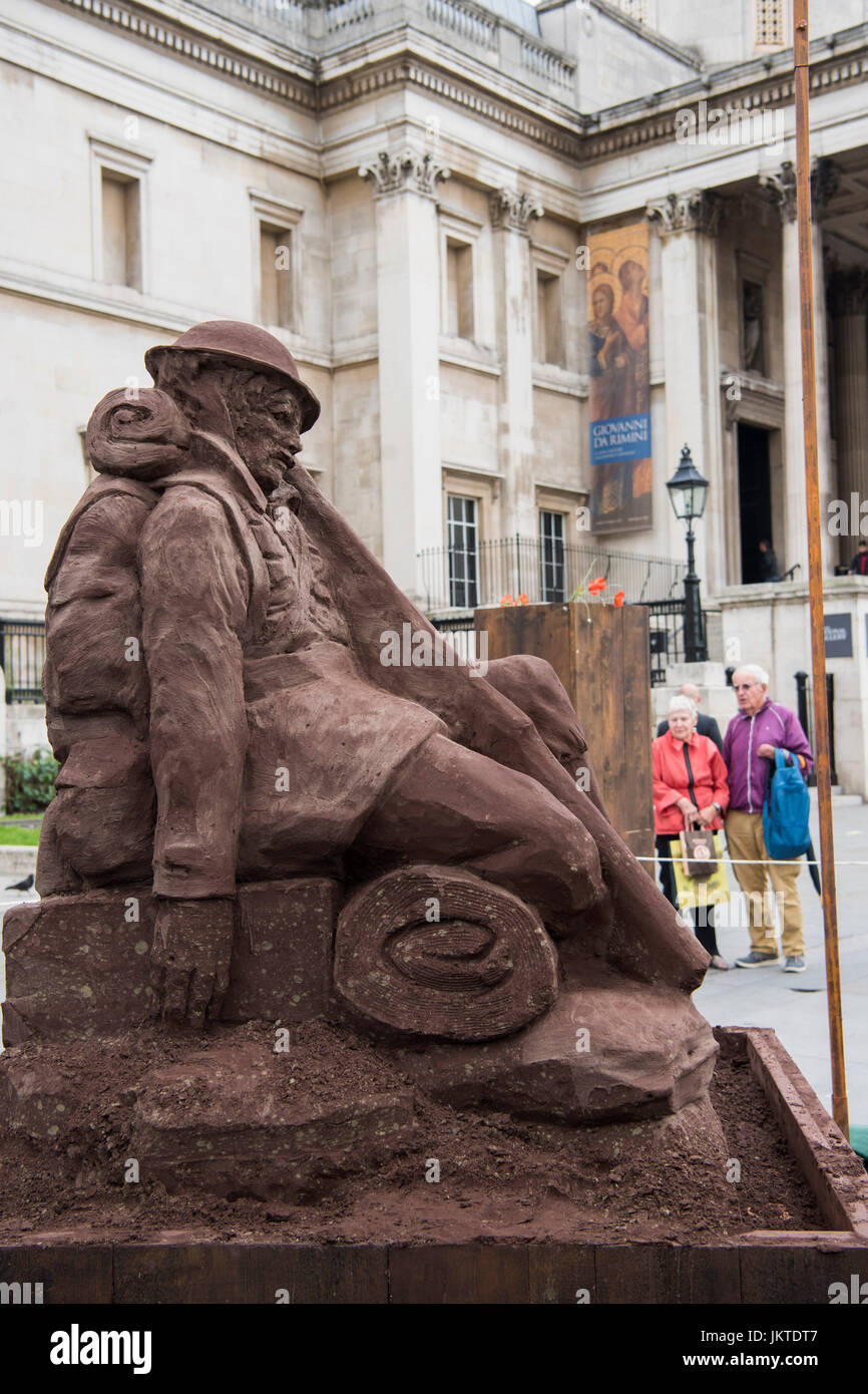 Eine Skulptur eines ersten Weltkrieg Soldaten aus Flanders Fields Schlamm am Trafalgar Square in London gefertigt. PRESSEVERBAND Foto. Bild Datum: Montag, 24. Juli 2017. Die Skulptur wurde von Flandern besuchen beauftragt, um den 100. Jahrestag des Beginns der Schlacht von Passchendaele, zu gedenken, die am 31. Juli 1917 begann. Bildnachweis sollte lauten: Matt Crossick/PA Wire. Stockfoto