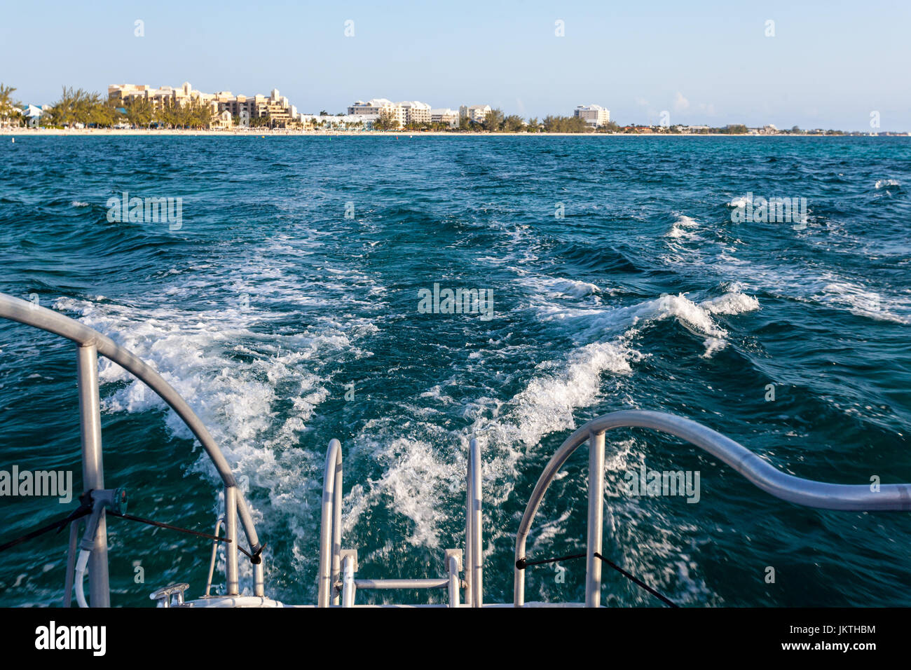 Cruise Motorboot Bahnen, Blick auf Meer von hinten. Karibik Stockfoto