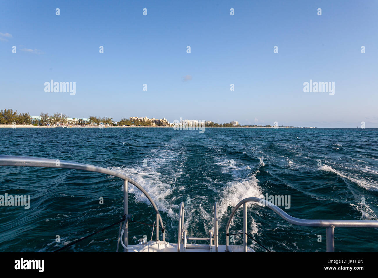 Cruise Motorboot Bahnen, Blick auf Meer von hinten. Karibik Stockfoto