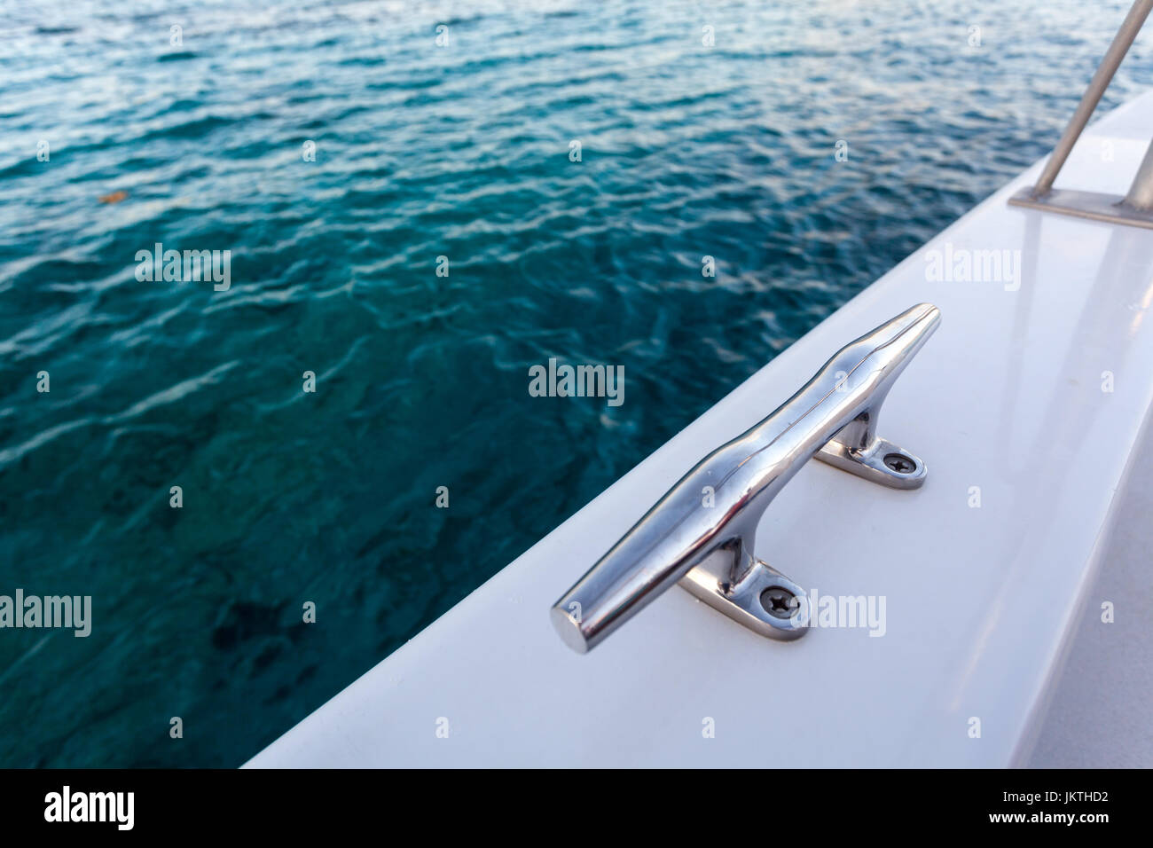 Hängen Sie die Kreuzfahrt-Motorboot, klare Meer im Hintergrund Stockfoto