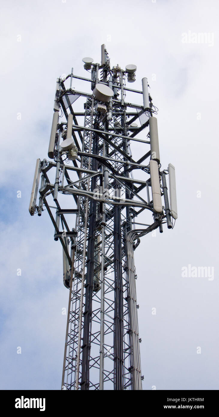 Handy-Mast gegen blauen Wolkenhimmel Stockfoto