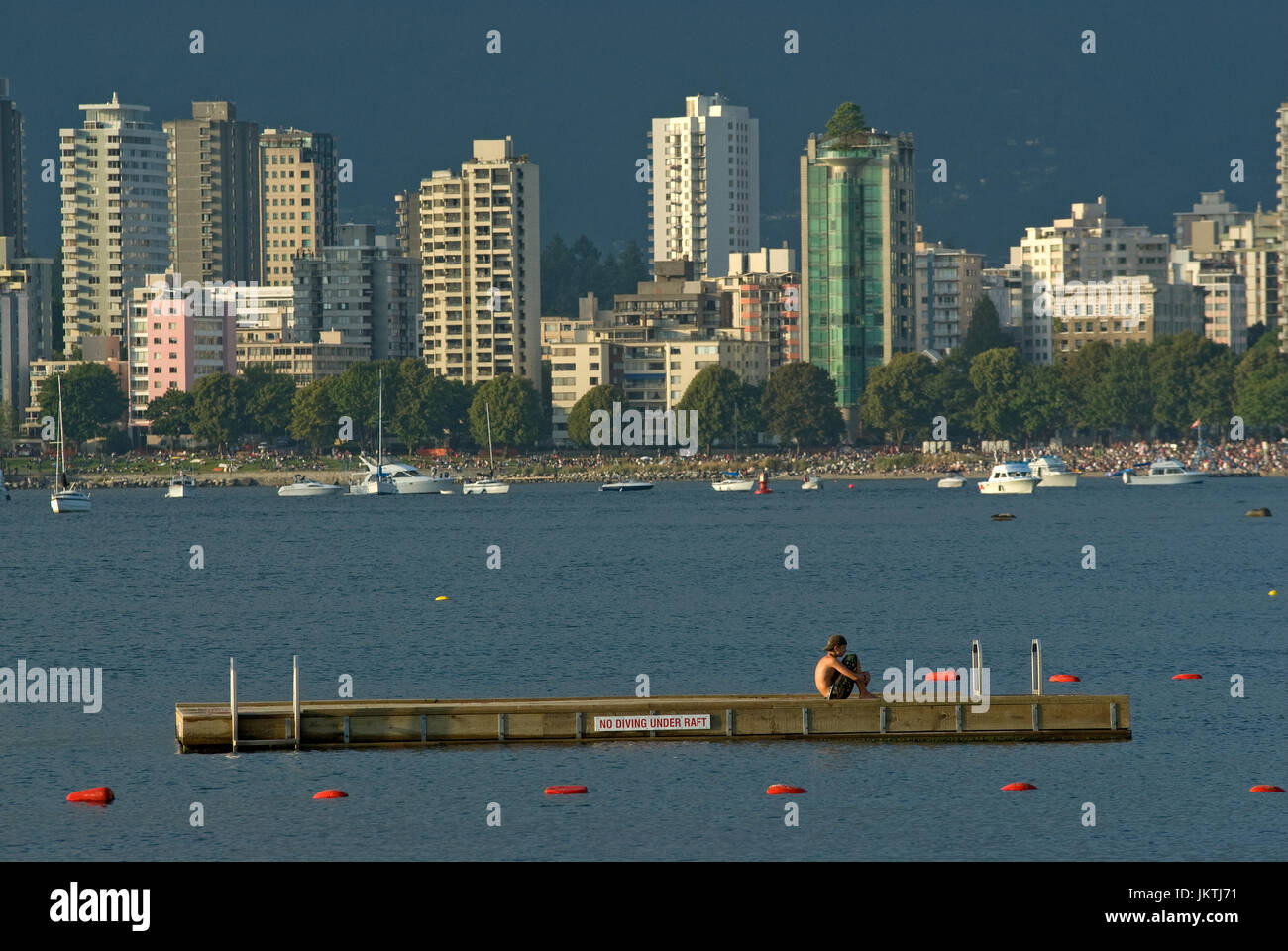 English Bay und Vancouver Skyline von Kitsilano Beach Park, Vancouver, Britisch-Kolumbien, Kanada Stockfoto