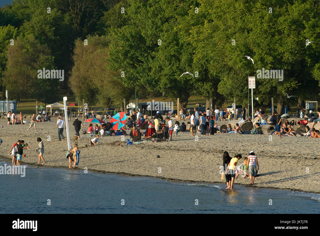 Menschen am Kitsilano Beach, English Bay, Vancouver, Britisch-Kolumbien, Kanada Stockfoto