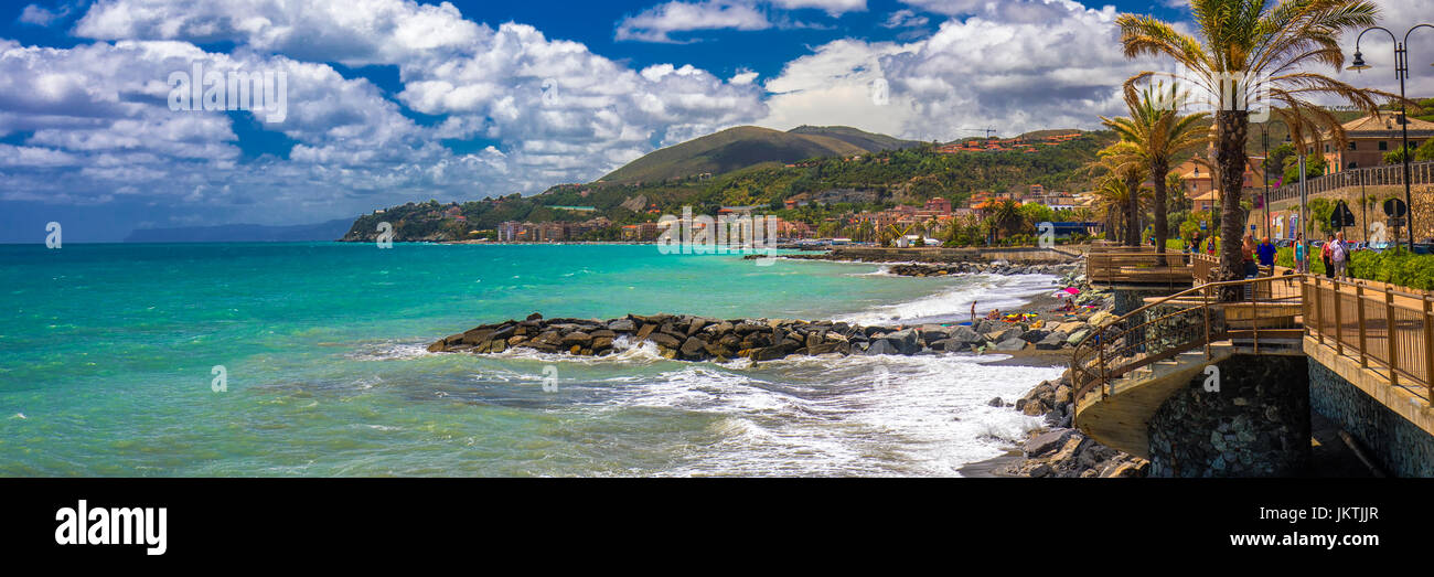 COGOLETO, Italien - Juli 2017 - Küstenpromenade mit Palmen, Cogoleto Stadt und azurblaues Wasser, italienische Riviera, Ligurien, Italien Stockfoto