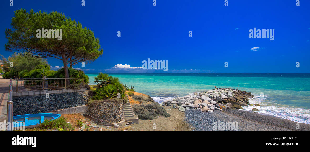 COGOLETO, Italien - Juli 2017 - Küstenpromenade mit Palmen, Cogoleto Stadt und azurblaues Wasser, italienische Riviera, Ligurien, Italien Stockfoto