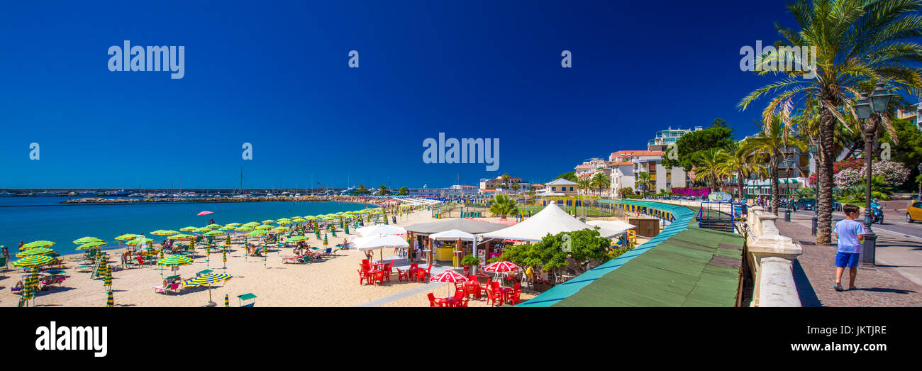 SANREMO, Italien - Juli 2017 - der Strand von San Remo Promenade, Mittelmeerküste, italienische Riviera, Italien, Europa. Stockfoto