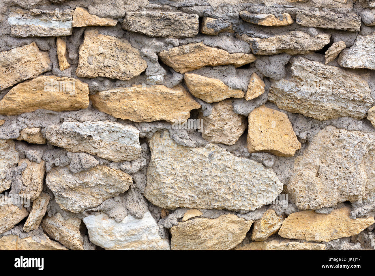 Steinmauer aus alten Steinen Kalkstein. Abstrakte Textur Stockfoto