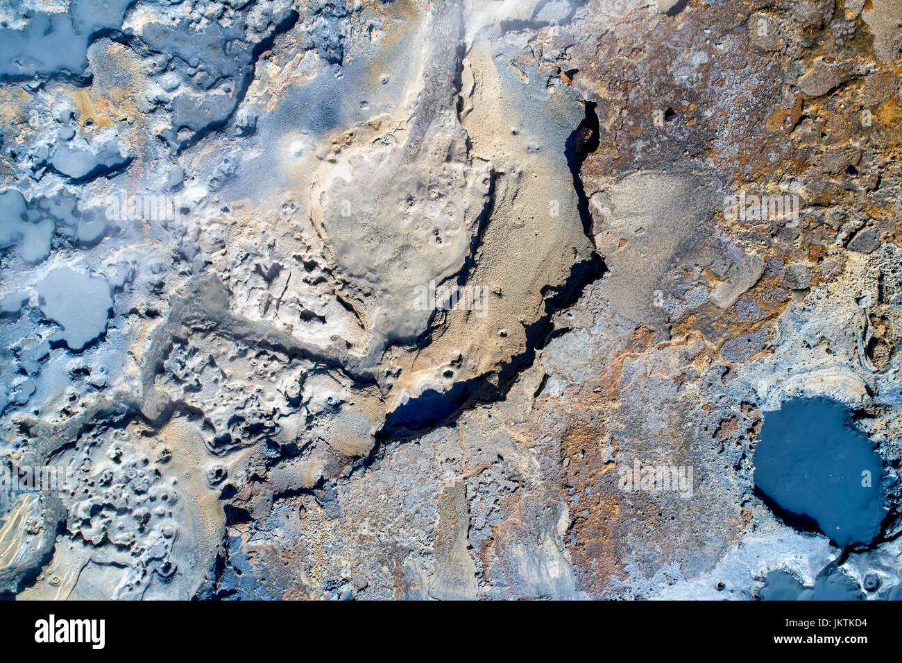Luftaufnahme eines geothermischen Gebiets in Island mit erstaunlichen Farben Stockfoto