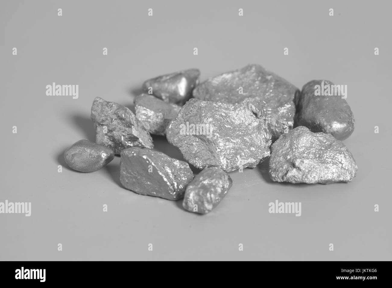 Silber-Nuggets auf grauem Hintergrund Stockfoto