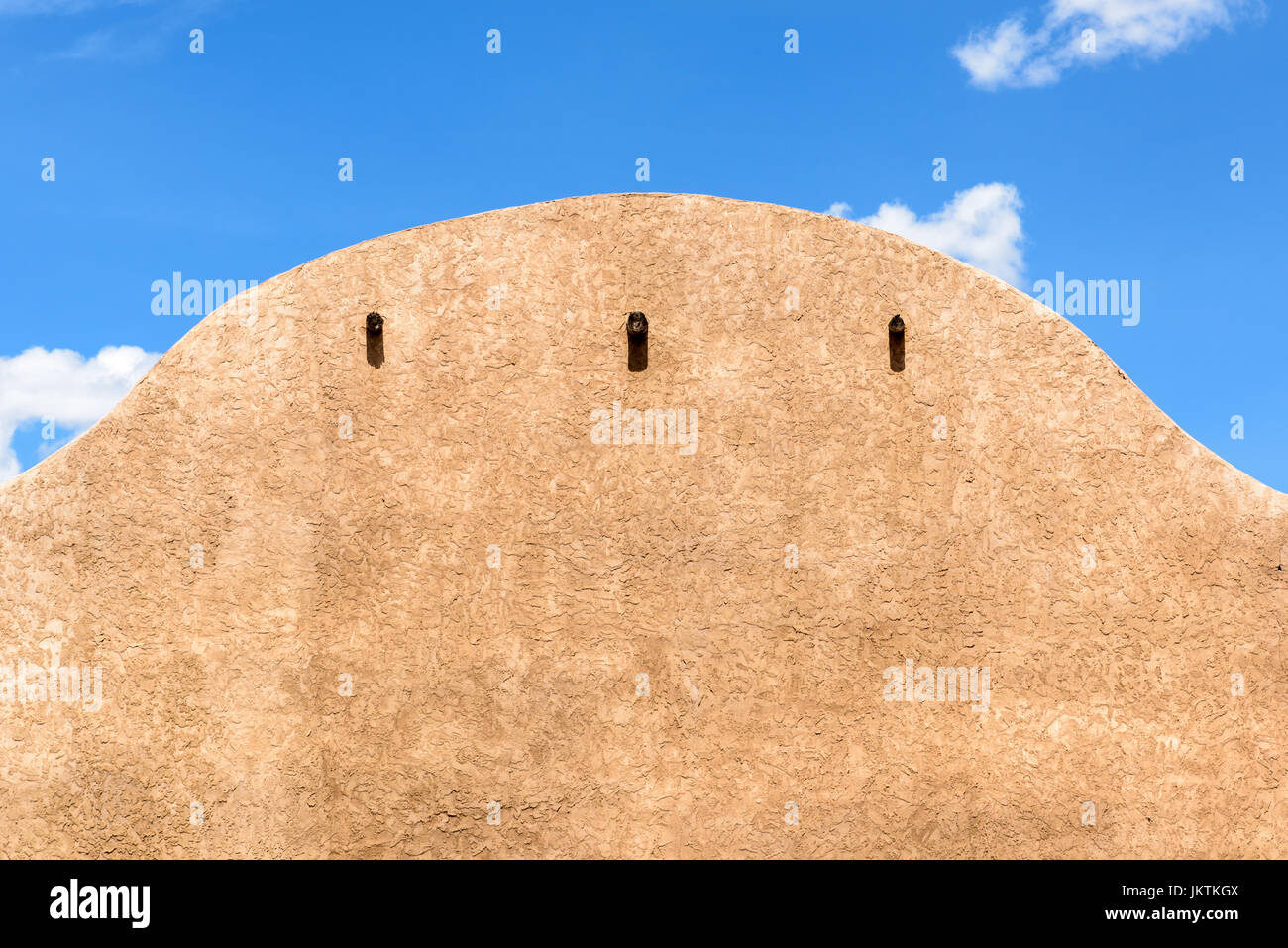 Nahaufnahme einer Adobe-Gebäude in New Mexico an einem sonnigen Tag mit blauem Himmel oben. Stockfoto