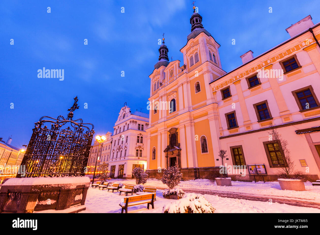 Jungfrau-Maria-Himmelfahrt-Kirche am Hauptplatz in Hradec Kralove. Hradec Kralove, Böhmen, Tschechien. Stockfoto