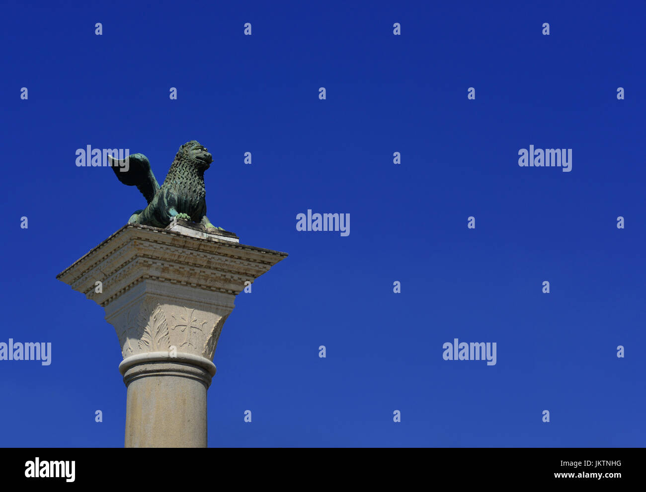 Saint Mark Lion antike Bronzestatue an der Spitze der mittelalterlichen Spalte, errichtet im Jahre 1172. Symbol der alten Republik Venedig (mit blauem Himmel und Kopie Stockfoto