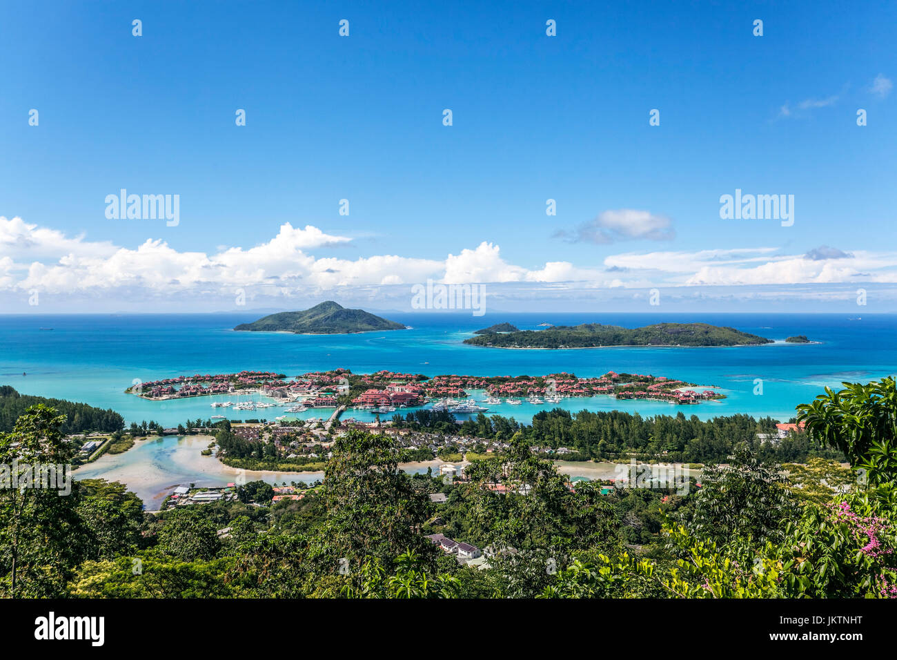 Ostküste mit Eden Island (künstliche), Ile au Cerf, Ste Anne Marine National Park von oben, Insel Mahe, Seychellen, Indischer Ozean Stockfoto