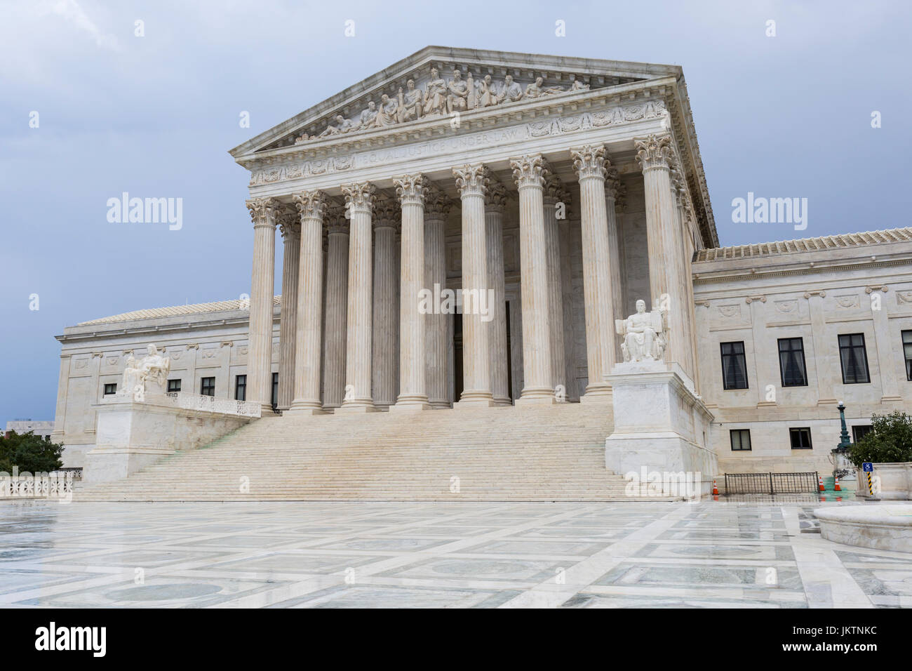 Die neoklassische US Supreme Court Gebäude nach einem kurzen Sommer Regendusche in Washington DC Stockfoto