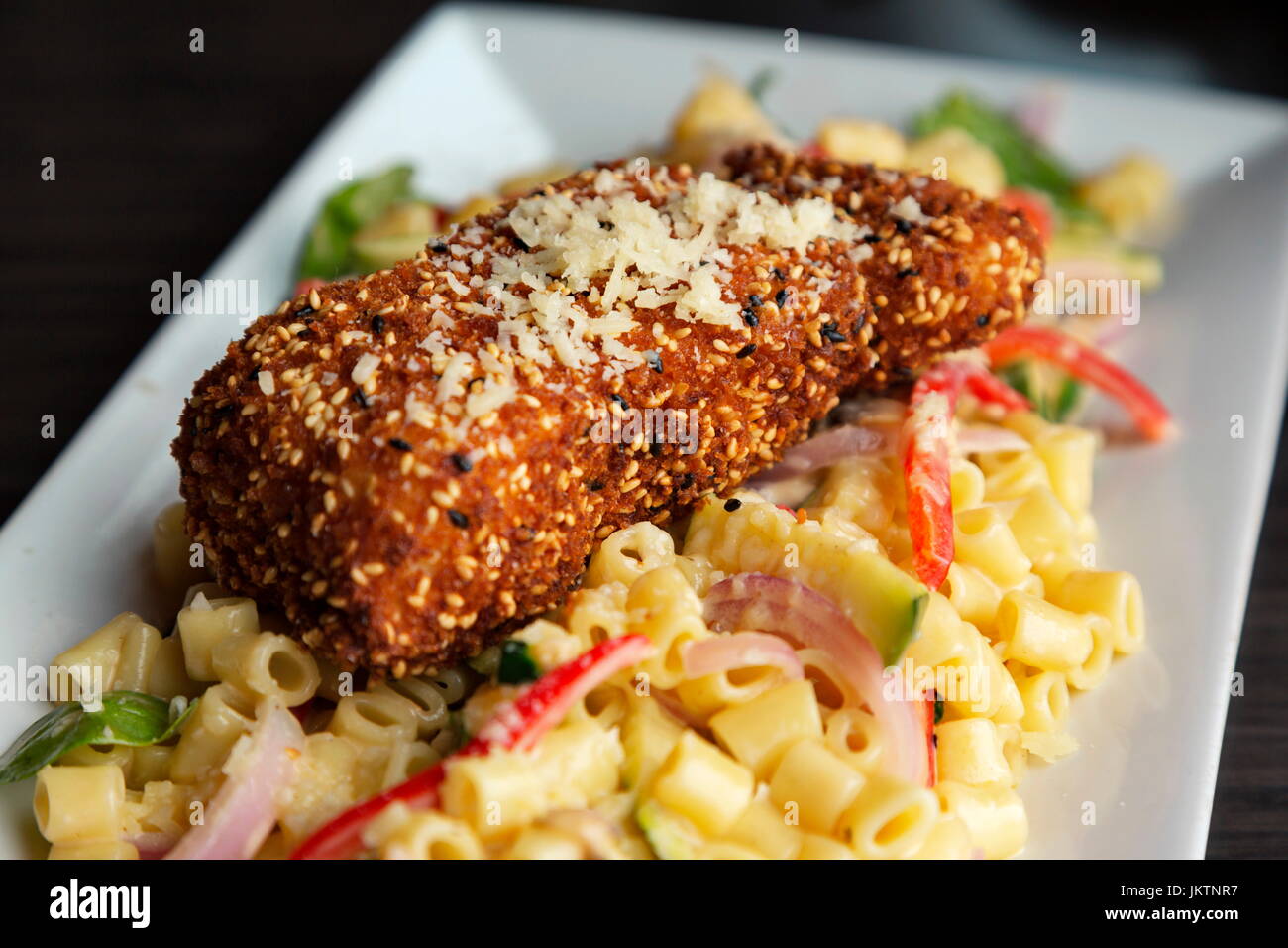 Frische Heilbutt Meeresfrüchten lockt mit Sesam Samen Kruste und Nudel-Salat auf weißem Teller Stockfoto