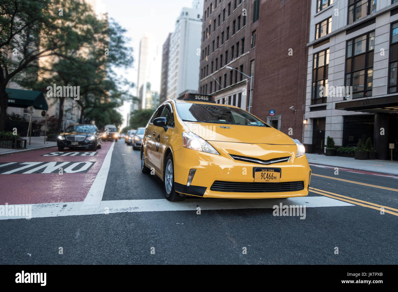 Modern, klassisch gelb, New York City Taxi, Manhattan Straße, Busspur, Gebäude, Autos, Asphalt, weiße Straße Markierungen, Stockfoto
