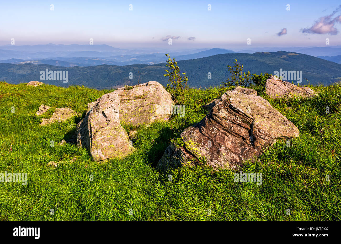riesige Felsbrocken am Rande der Hügel. schönem Wetter im Sommer Berglandschaft Stockfoto