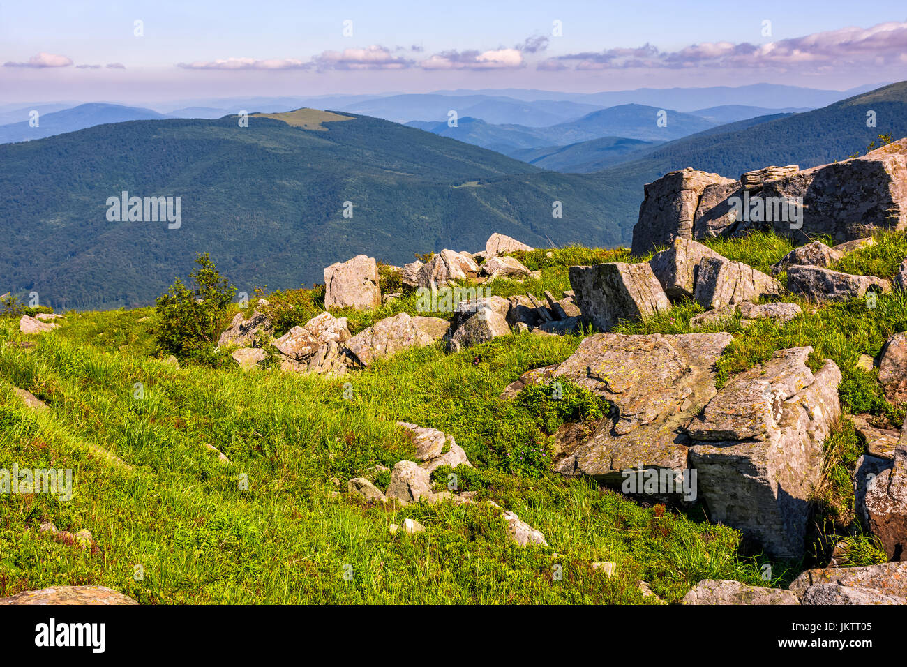 riesige Felsbrocken am Rande der Hügel. schönem Wetter im Sommer Berglandschaft Stockfoto