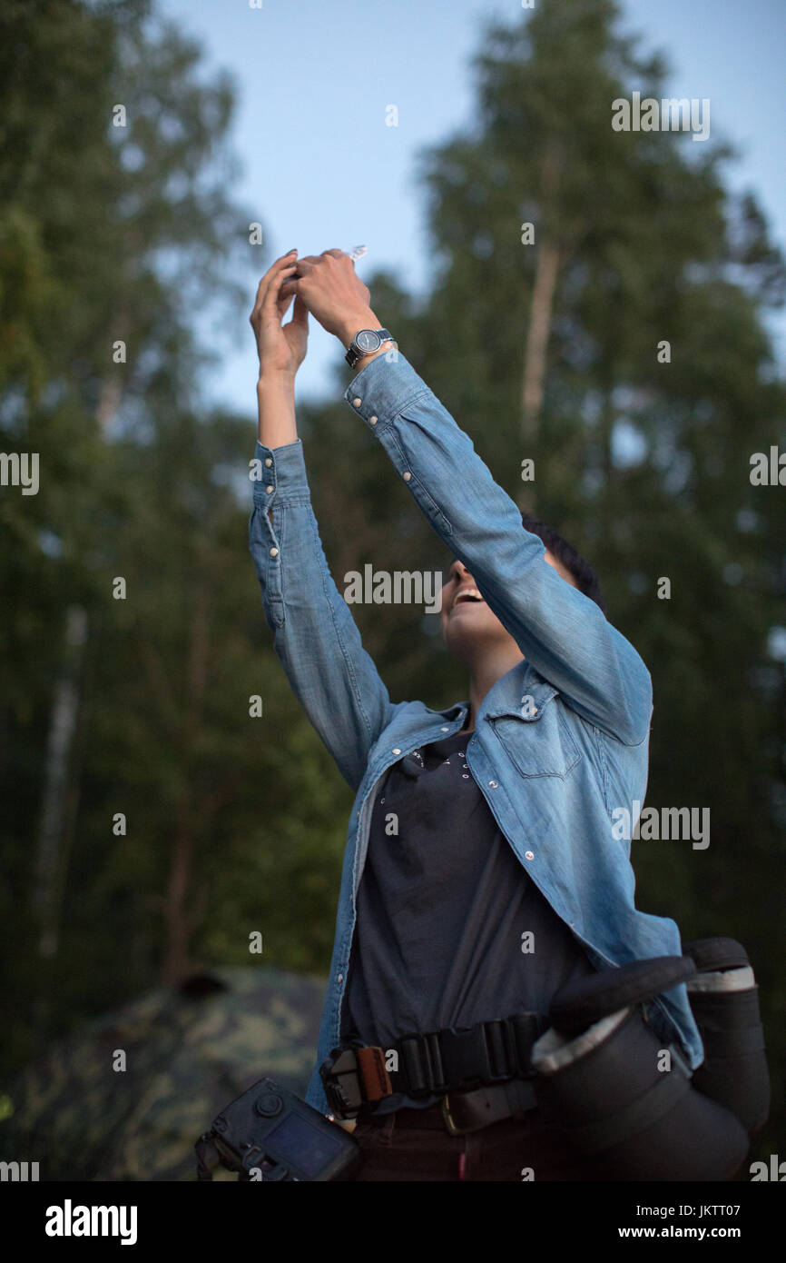 Fröhliche Frau die selfie während Trekking Stockfoto Fröhliche Frau die selfie während Trekking Stockfoto