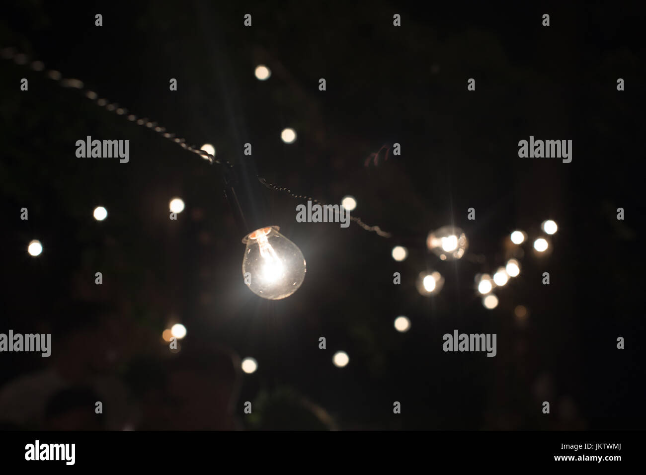 Lampen von Garland brennen in der Nacht Stockfoto