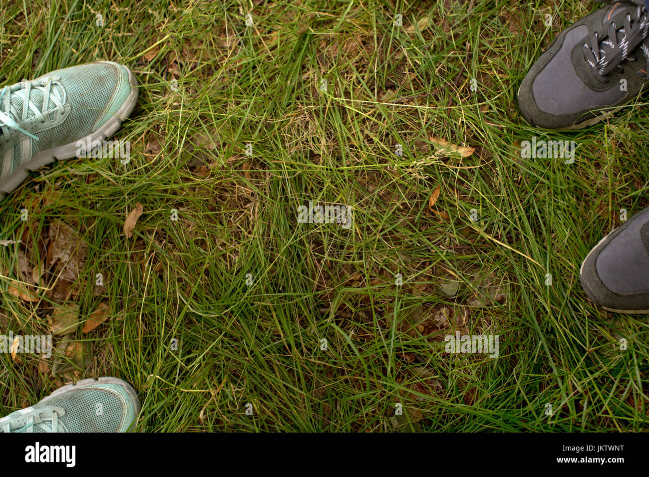 Erntegut Füße in Schuhen auf Gras Stockfoto Erntegut Füße in Schuhen auf Gras Stockfoto