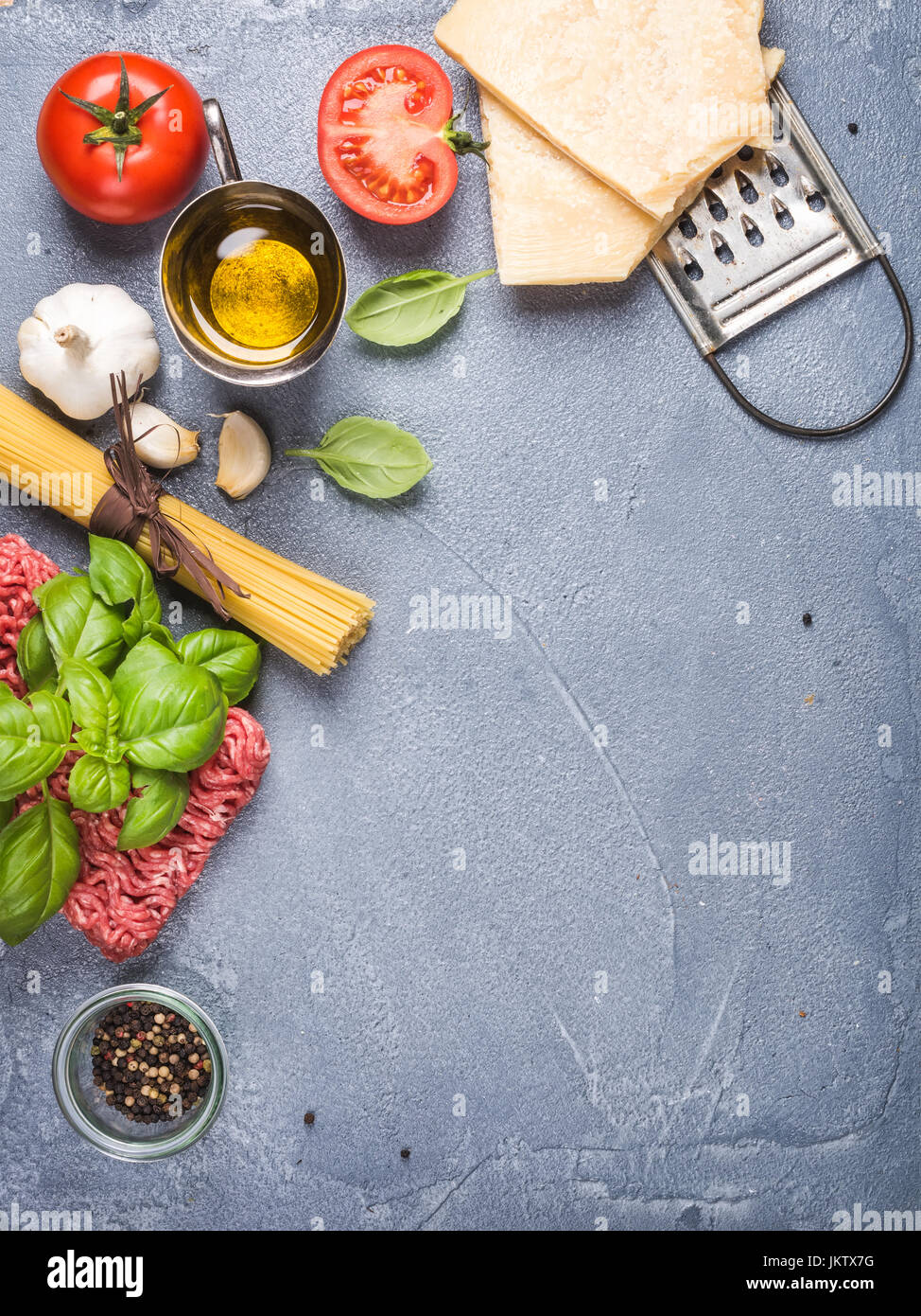 Zutaten für das Kochen Pasta Bolognese auf grauem Beton Hintergrund, Ansicht von oben Stockfoto