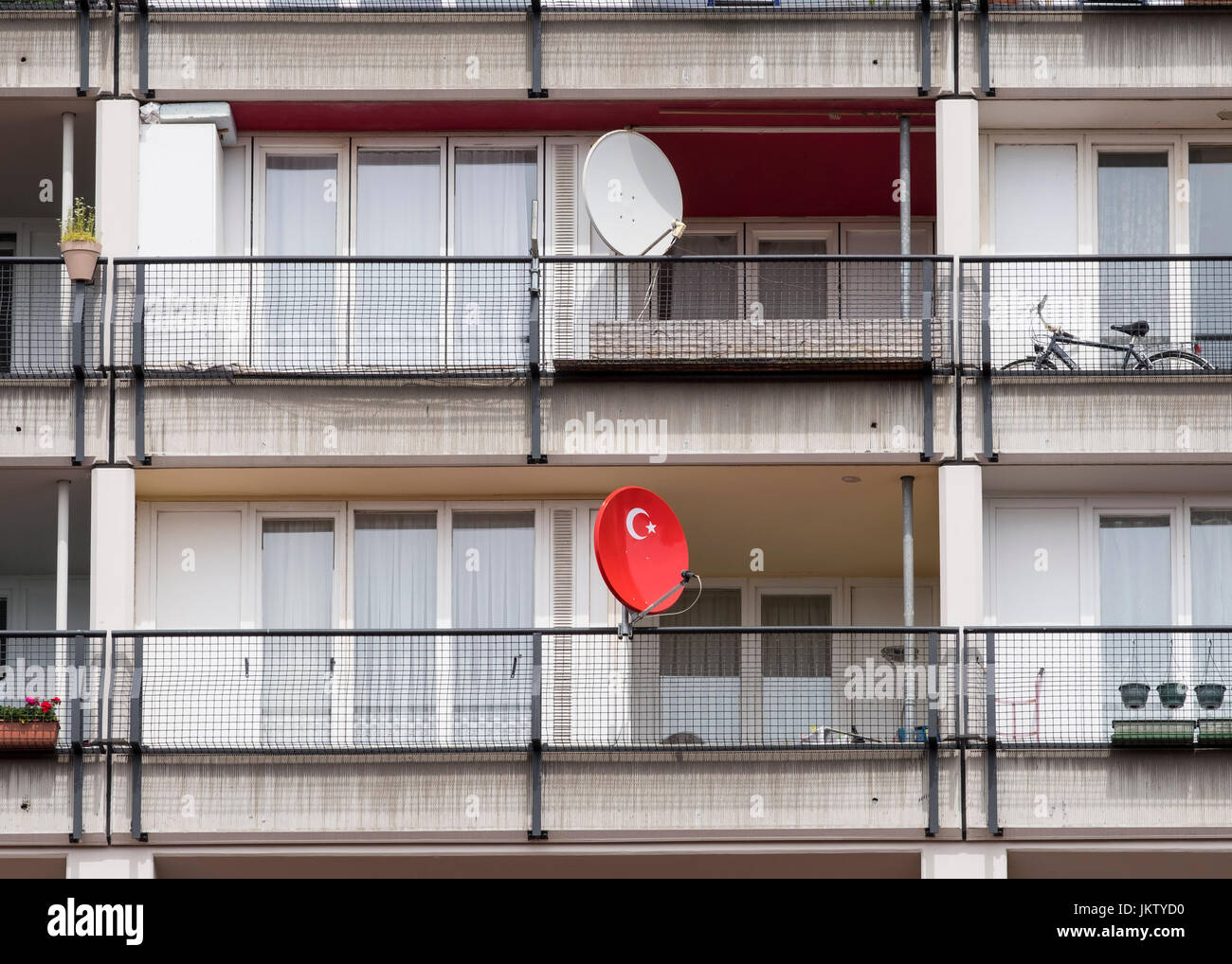 Türkische Flagge auf Satellitenschüssel im sozialen Wohnungsbau Apartment block im Pallasseum auf Pallastrasse in Schöneberg Bezirk von Berlin, Deutschland. Stockfoto