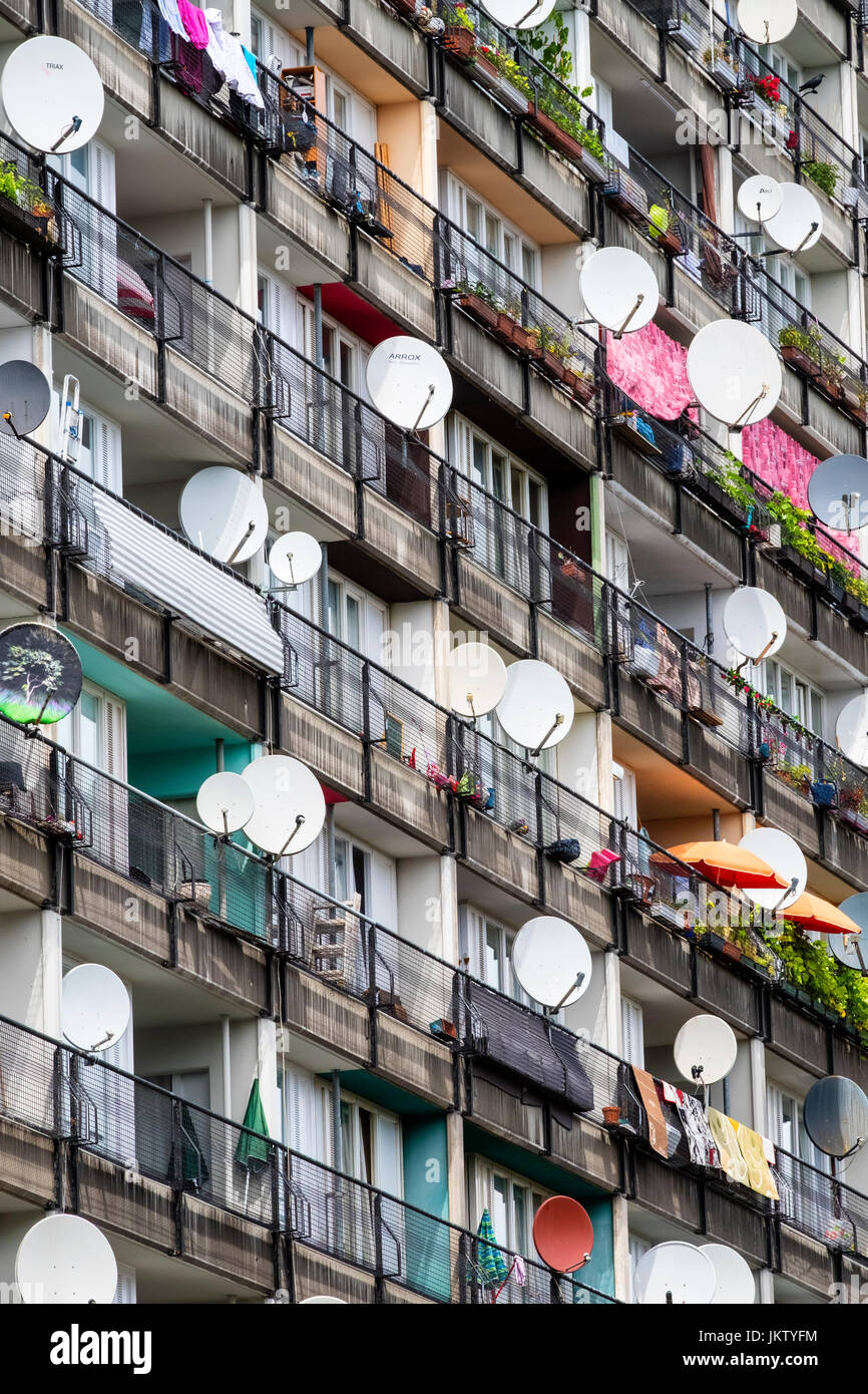 Viele Satellitenschüsseln auf dem Balkon auf Sozialwohnungen Wohnung Blöcke im Pallasseum auf Pallastrasse in Schöneberg Bezirk von Berlin, Deutschland. Stockfoto