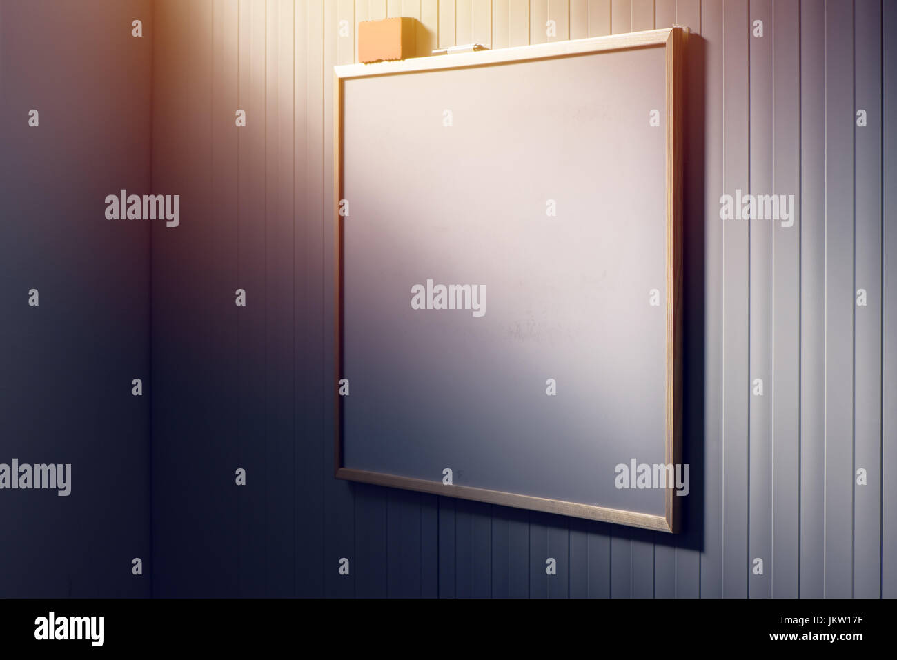 Leeres Whiteboard im Büro, weiße Board als textfreiraum für Geschäfts- oder Bildung Nachrichtentext oder Grafiken Stockfoto