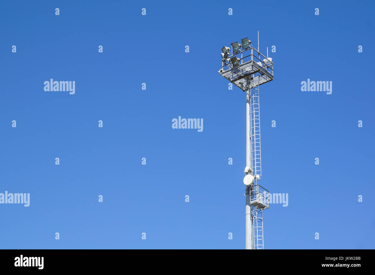 Lichtmast Turm am blauen Himmel. Stadion Stockfoto
