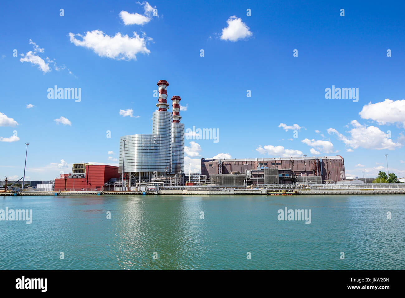 Industrielandschaft. Wärmekraftwerk mit rauchenden Schornsteinen. Horizontale rechteckigen Foto. Stockfoto