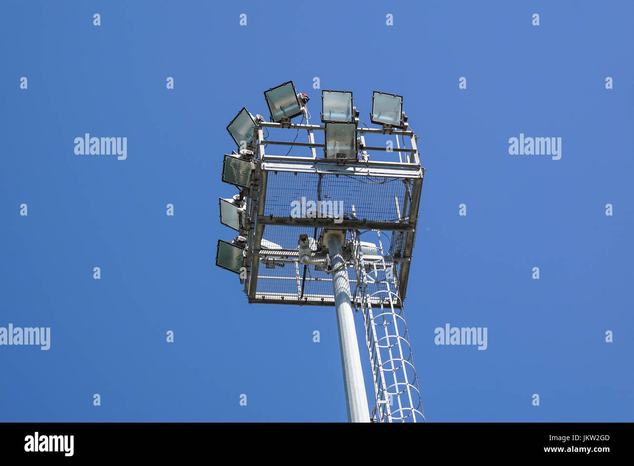 Lichtmast Turm am blauen Himmel. Stadion Stockfoto