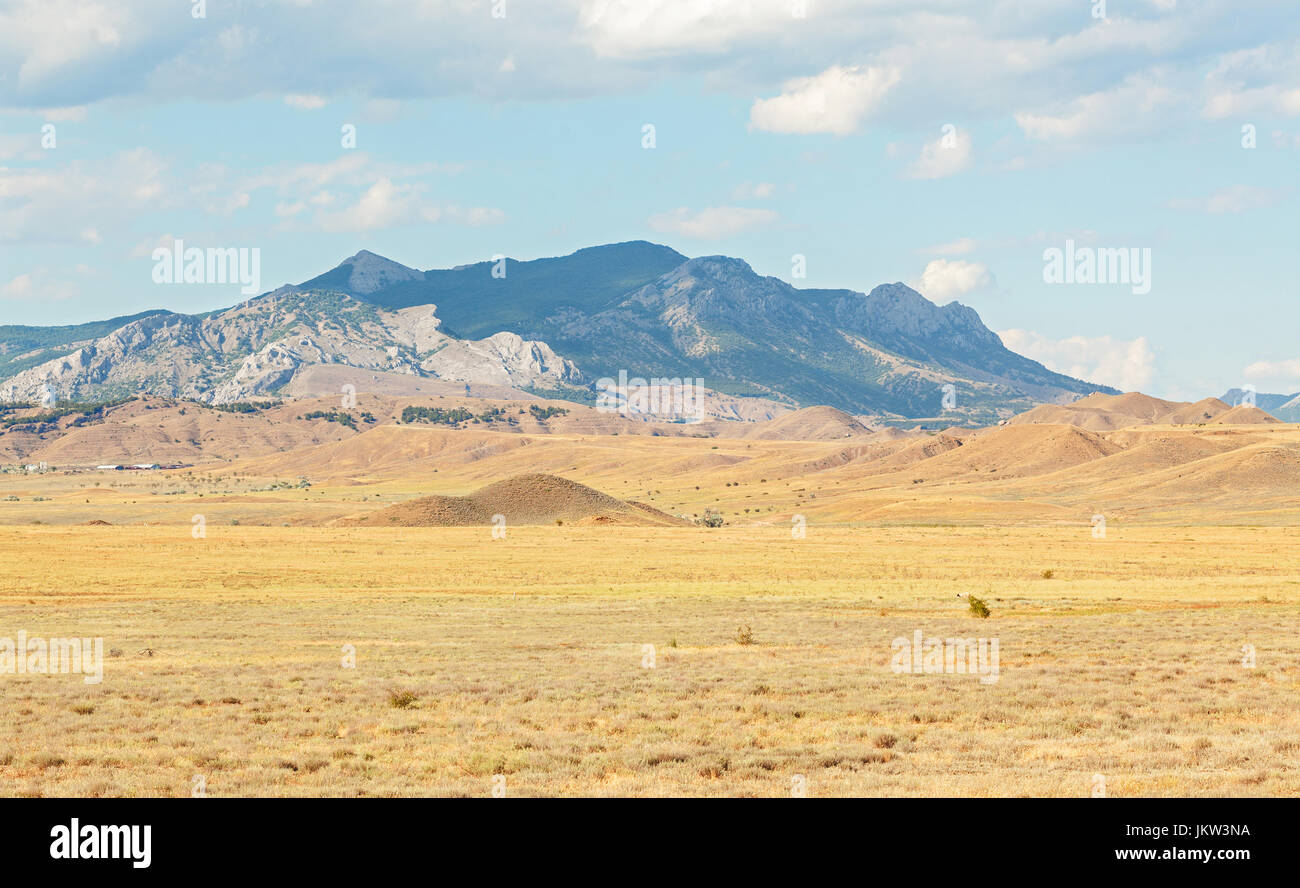 Panorama der Halbwüste mit verdorrten Gras, Hügel und Berge im Hintergrund. Halbinsel Krim Stockfoto