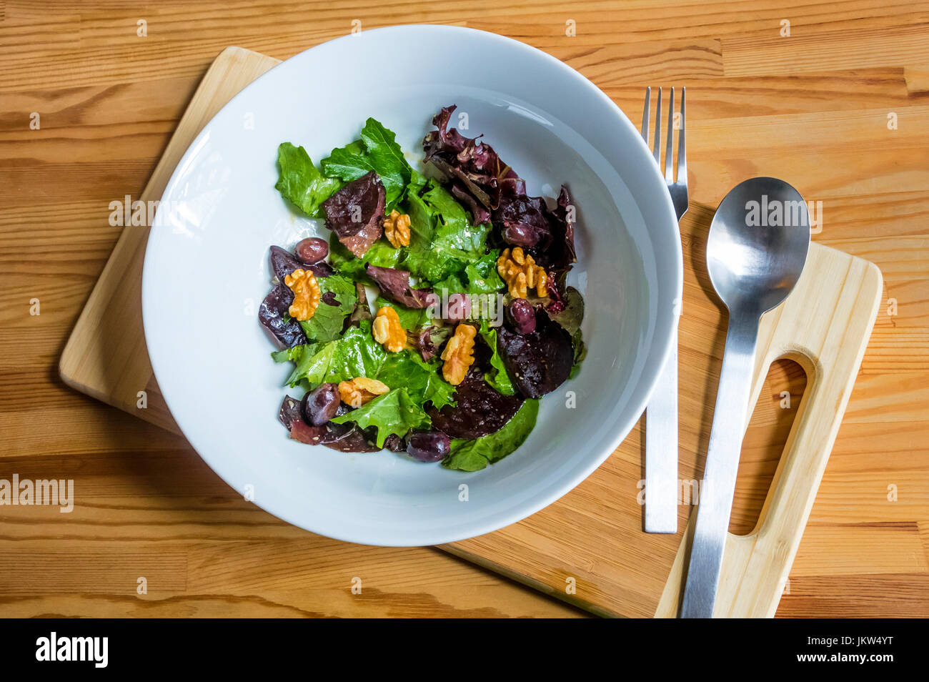 Salat von roten und grünen Blattsalat mit Oliven und Walnüssen und ...