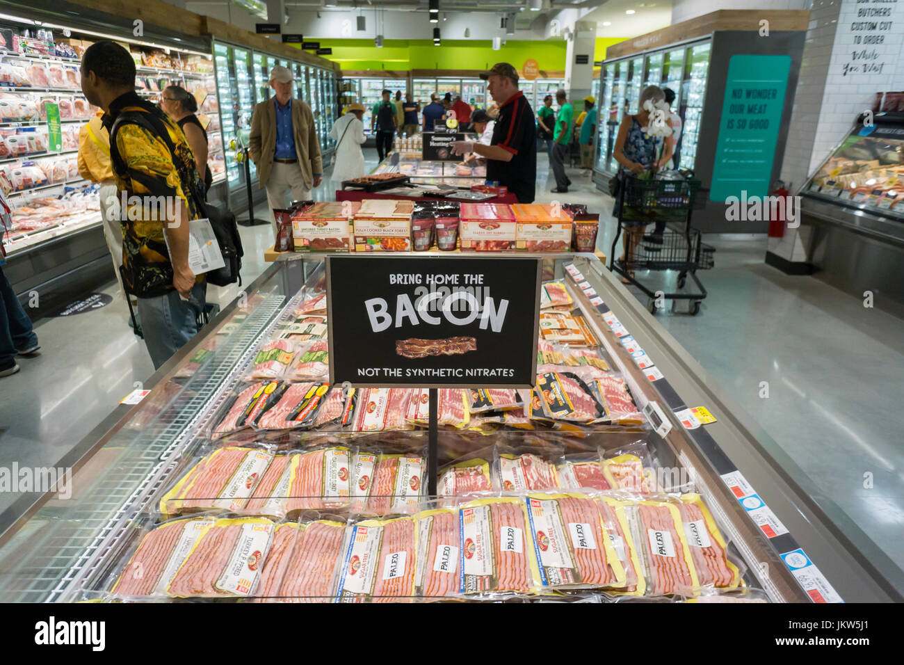Speck ohne Nitrate in den neuen Whole Foods Market im Stadtteil Harlem in New York am Eröffnungstag Freitag, 21. Juli 2017. Der Store in Harlem ist 12. Filiale, in der Stadt zu öffnen. Der Store wird ca. 20 Marken von Sonderanfertigungen, die lokal in Harlem führen.  (© Richard B. Levine) Stockfoto