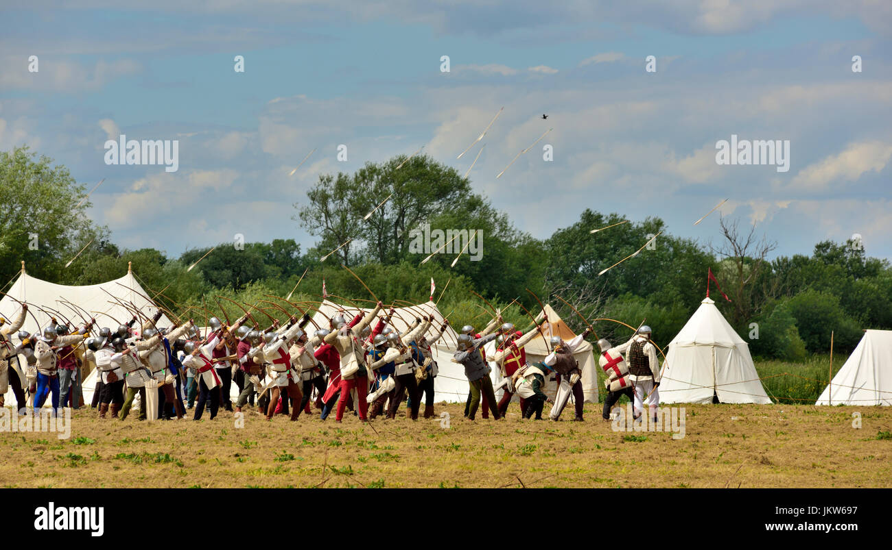 Mittelalterliche Bogenschützen ablassen Pfeile als Gruppe im 15. Jahrhundert Schlacht von Tewkesbury Reenactment Stockfoto