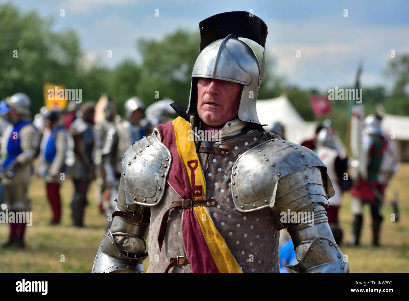 Einzelne mittelalterliche Ritter in glänzender Rüstung auf Gebiet der Schlacht von Tewkesbury 1471, Reenactment Stockfoto