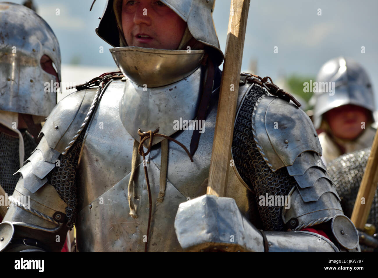 Einzelne mittelalterliche Ritter in glänzender Rüstung auf Gebiet der Schlacht von Tewkesbury 1471, Reenactment Stockfoto