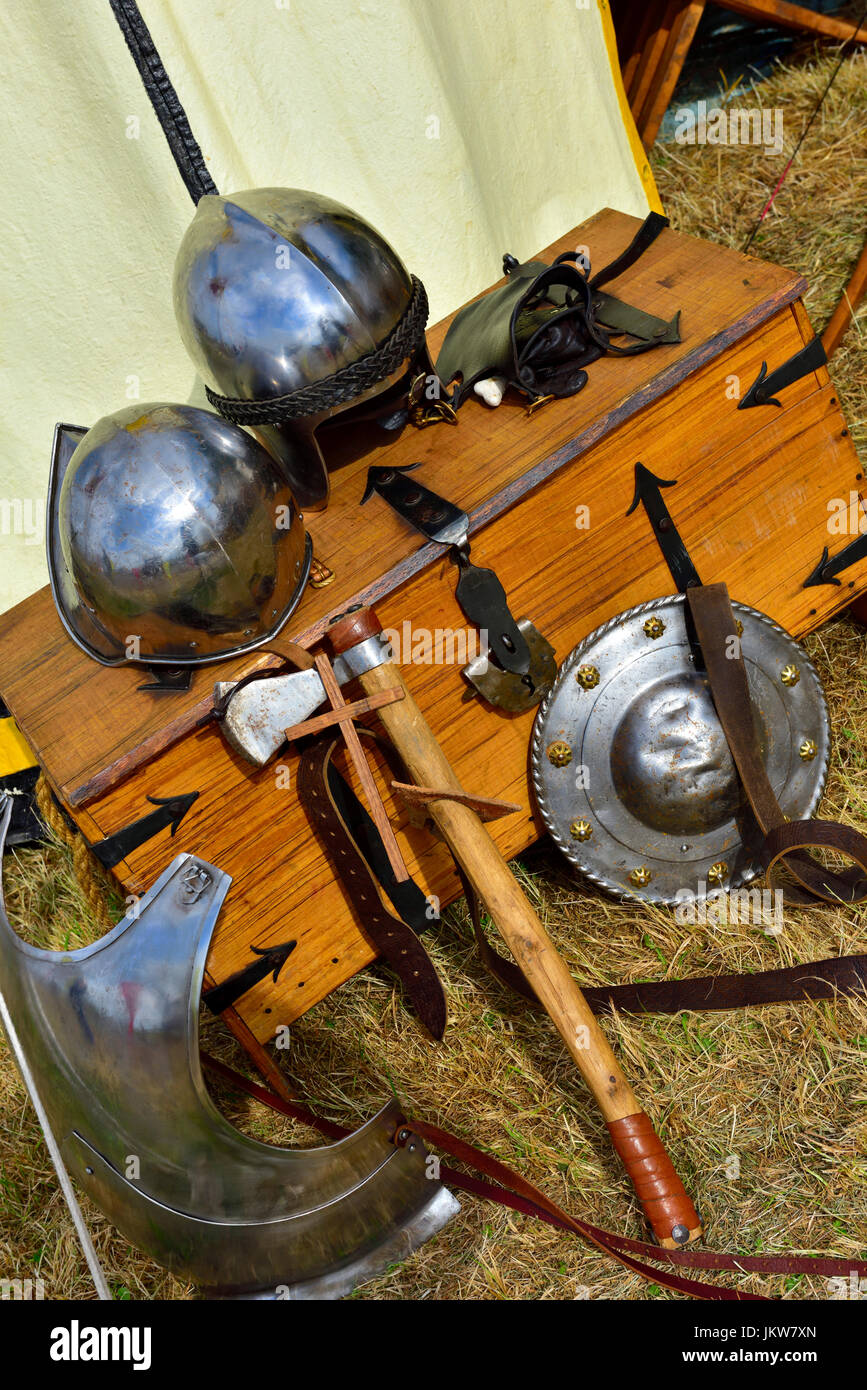 Mittelalterlichen Reenactment Rüstung Helm, Axt, Schild, Reisen Brust Stockfoto