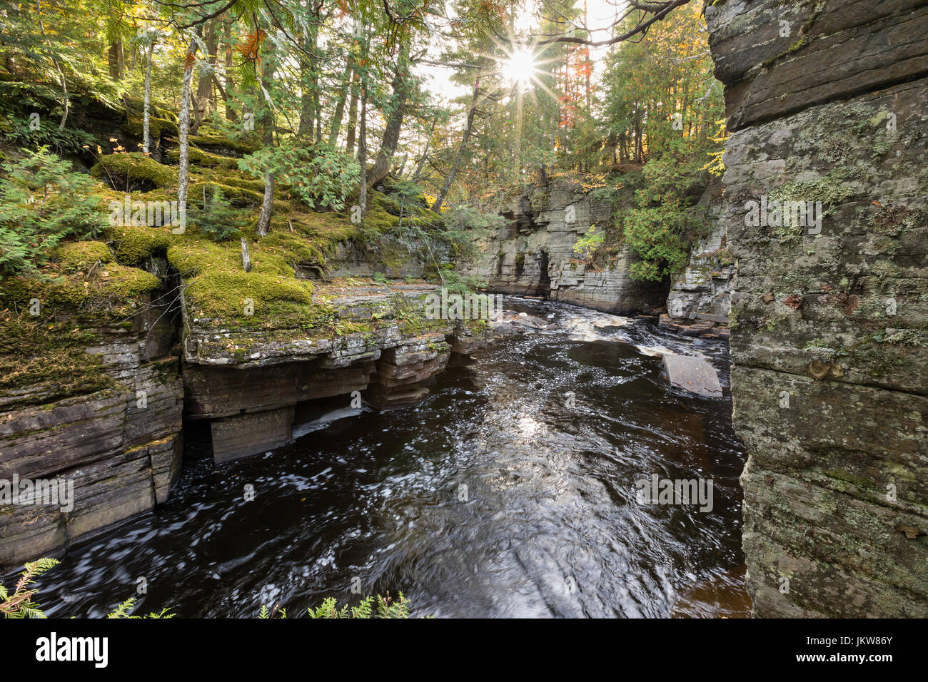 Sturgeon River Gorge flussabwärts von Canyon fällt in der oberen Halbinsel von Michigan. Das Hotel liegt in der Nähe von L'Anse in Baraga County Stockfoto