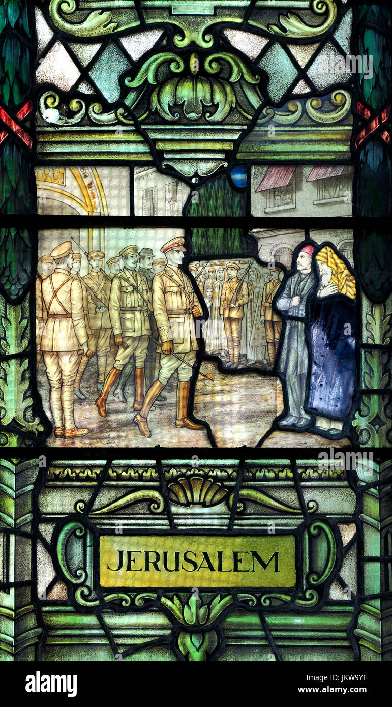 Ersten Weltkrieg Szene, Jerusalem, Glasfenster von William Morris, 1918, Swaffham Kirche, Norfolk, England, Großbritannien Stockfoto