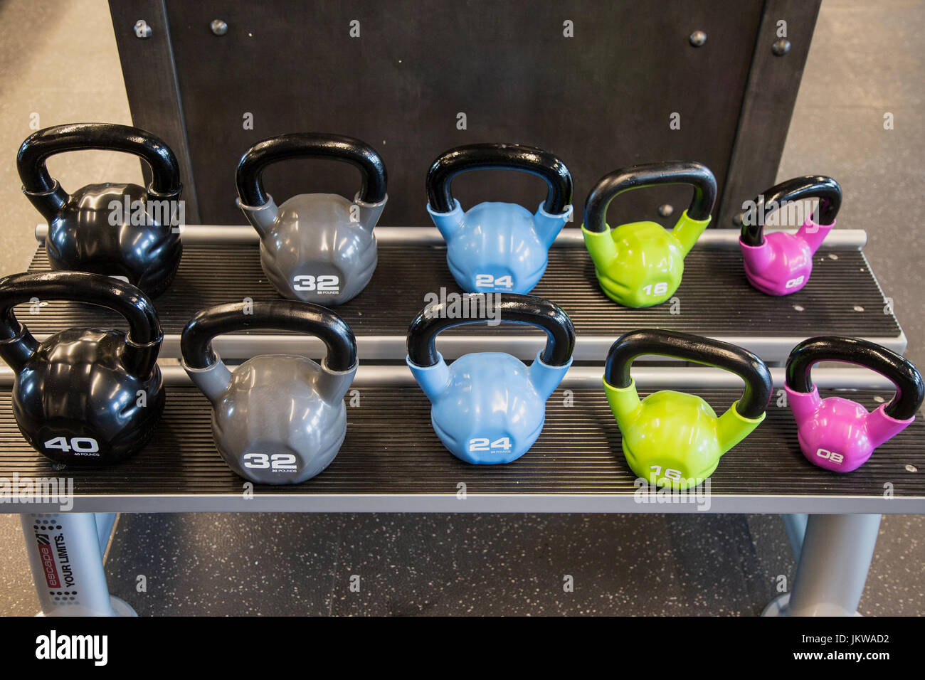 Kettlebells auf einem Gestell Stockfoto